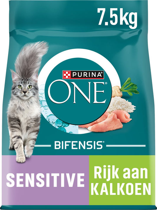 PURINA® ONE® Adult Sensitive - Kattenbrokjes - Kalkoen - 7.5 kg verpakking met kat en ingrediënten.