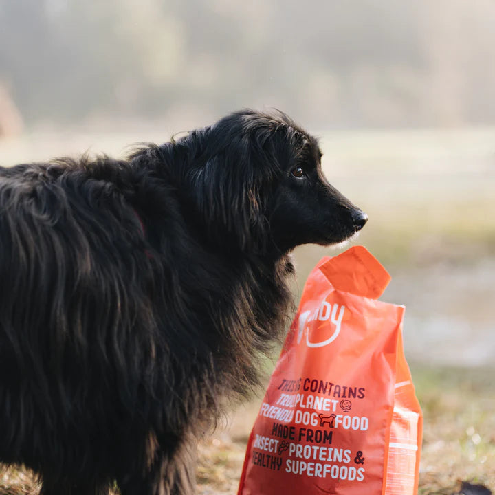 Imby Hypoallergene hondenvoer met een zwarte hond op de achtergrond, CO2-neutraal en insectenproteïne.