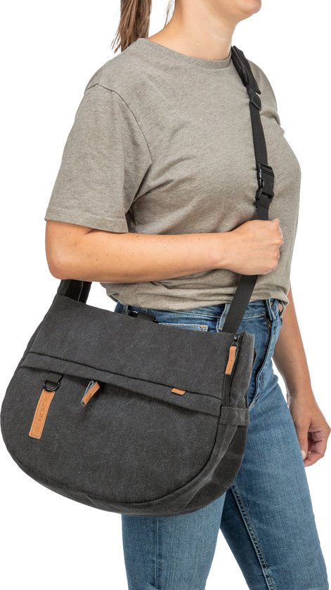 TRIXIE BE NORDIC HONDENTAS INGRID ZWART 40X15X30 CM gedragen door vrouw