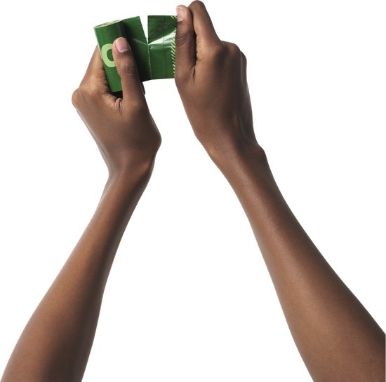 Twee handen houden een rollen gerecycleerde poepzakjes lavendel vast, klaar voor gebruik.