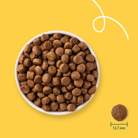 Yarrah Dog Biologische Brokken Graanvrij Kip en Vis 10 kg in een kom met brokken van 12,7 mm.