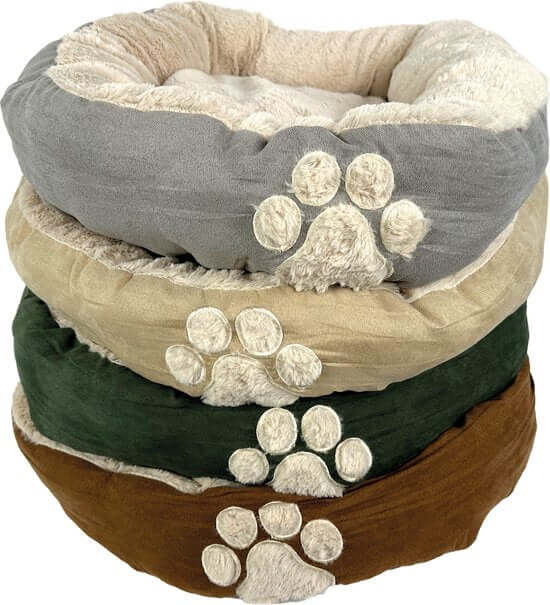 Hugs - Hondenmand Ovaal Mocha Bruin hondenbed in verschillende kleuren stapel met pootafdrukken.