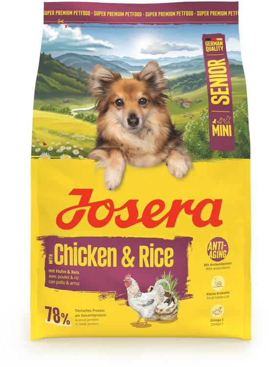 Josera Hondenvoer Mini Senior Kip en Rice 3 kg met hond en verpakking in een groene omgeving.