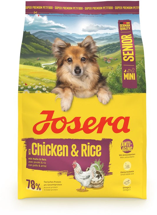 Josera Hondenvoer Mini Senior Kip en Rice 3 kg met hond en verpakking in een groene omgeving.