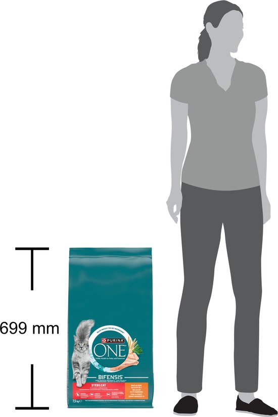 PURINA ONE Sterilcat - Kattenbrokjes - Kip & Tarwe - 7.5 kg verpakking met persoon voor schaalvergelijking.