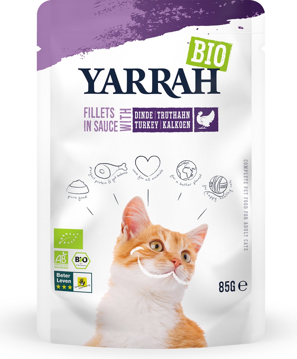 YARRAH BIOLOGISCHE KATTENVOER FILETS MET KALKOEN IN SAUS 14X85 GR verpakking met een kat en biologische ingrediënten