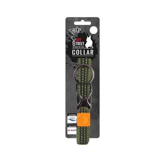 Halsband voor honden olijfgroen op een verkoopverpakking met reflecterende elementen