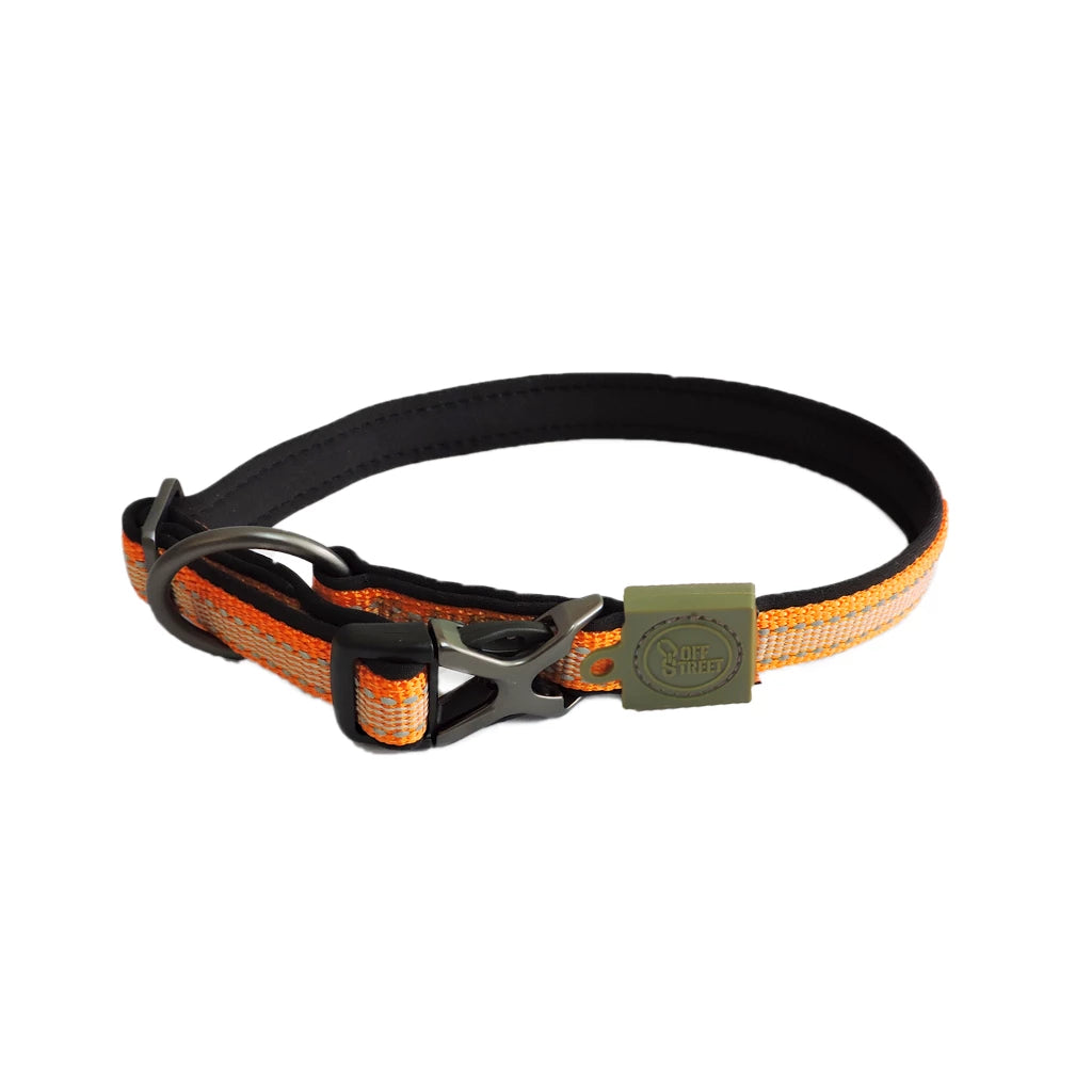 Halsband voor honden mandarijn van AFP, met reflecterende stiksels en verstelbare neopreen band.