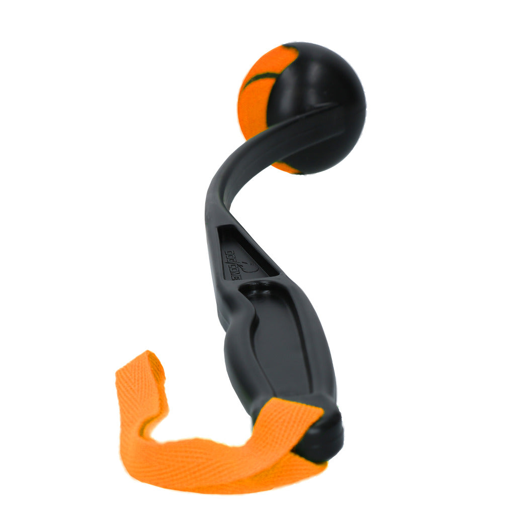 Dog Comets Launcher Werpstok met oranje bal en handgreep voor hondenactiviteit.