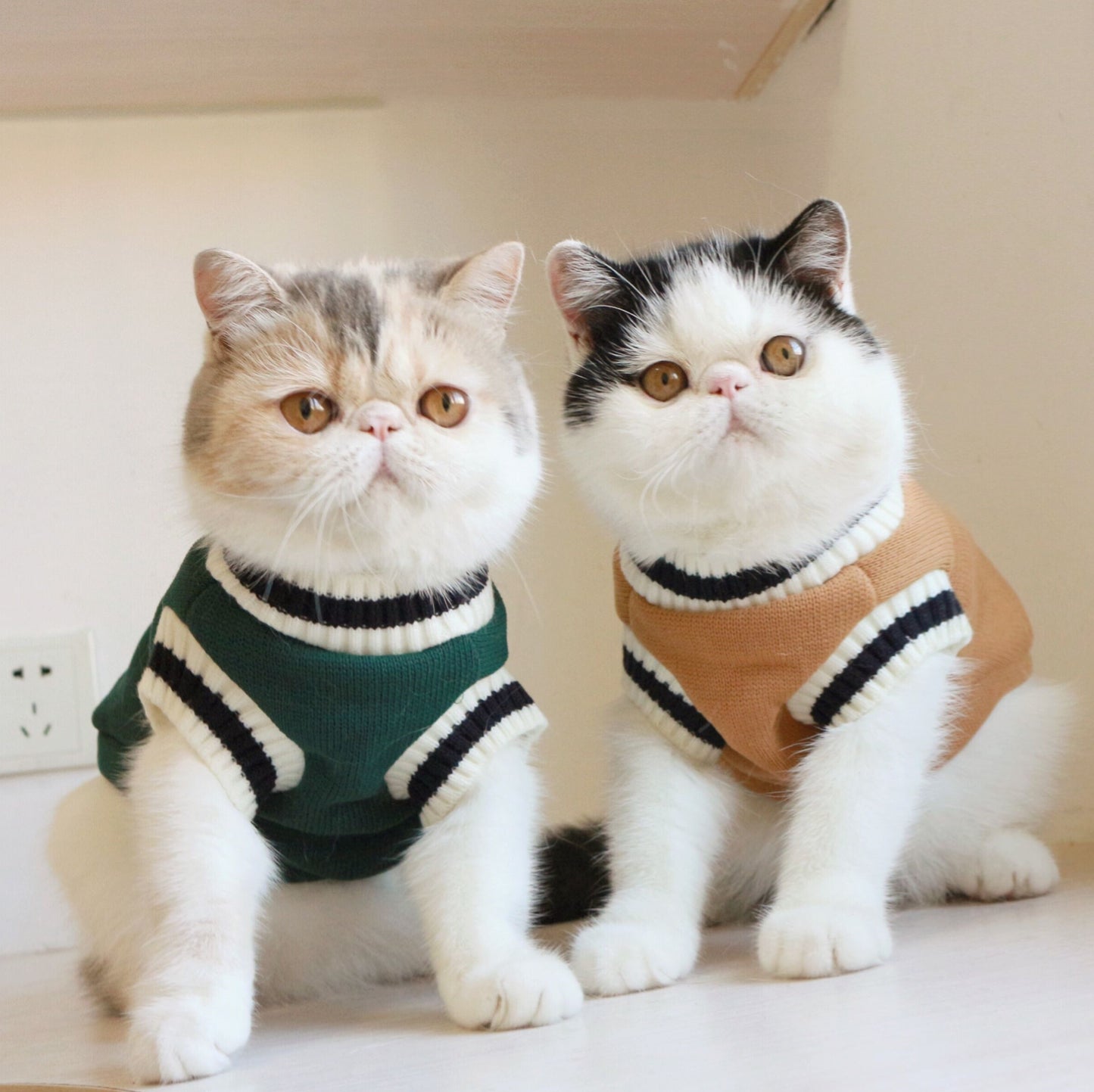 Amerykański sweter w stylu college'u z polaru z dzianiny typu cat bez rękawów