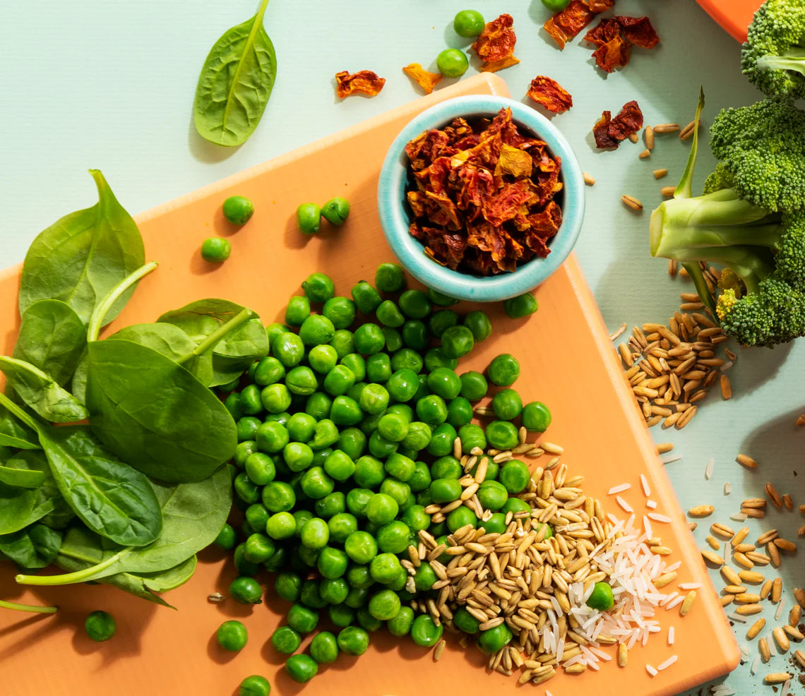 Imby Plant-Based Hondenvoer - Complete Hypoallergene Vegan Brokken voor Volwassen Honden ingrediënten zoals erwten en spinazie.