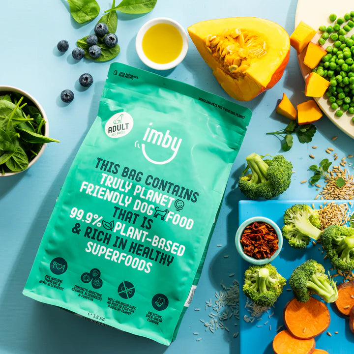 Imby Plant-Based Hondenvoer - Complete Hypoallergene Vegan Brokken voor Volwassen Honden verpakking met groenten en superfoods.