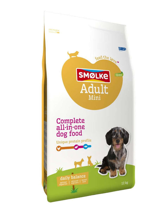 SMOLKE ADULT MINI HONDENBROKKEN verpakking met een kleine hond, complete hondenvoeding voor kleine honden.