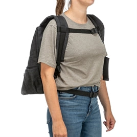 TRIXIE BE NORDIC HONDENTAS RUGTAS BJORN ZWART 35X20X40 CM gedragen door een vrouw met een grijze T-shirt en jeans.