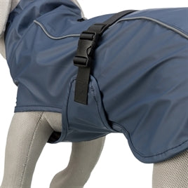 Hond in Trixie Be Nordic Regenjas Husum Blauw, comfortabele en beschermende regenjas voor natte wandelingen.