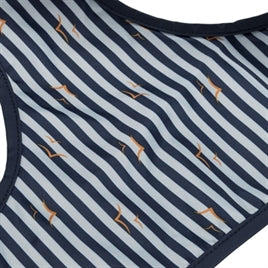 Detail van de stof van de TRIXIE BE NORDIC REGENJAS HUSUM BLAUW met strepen en een uniek patroon.